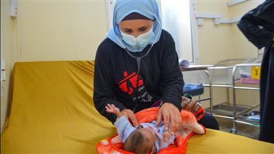 البحث عن الحياة وسط آلام الحرب.. حكاية 50 يومًا في المستشفى لإنقاذ حياة رضيعة يمنية 