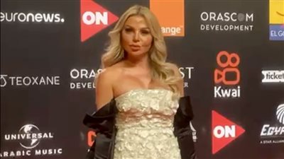 بفستان مكشوف الصدر.. تألق رزان مغربي في ظهورها الأول بريد كاربت الجونة 