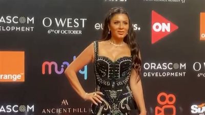 نجلاء بدر بفستان مفاجأة من ختام الجونة: طول عمري تريند | صورة وفيديو