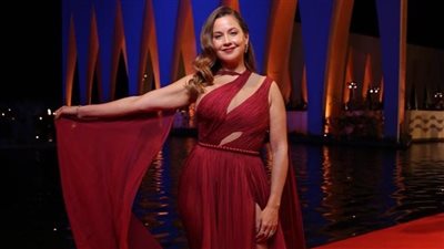 بإطلالة حمراء مكشوفة.. ريا أبي راشد تتألق في آخر فعاليات مهرجان الجونة