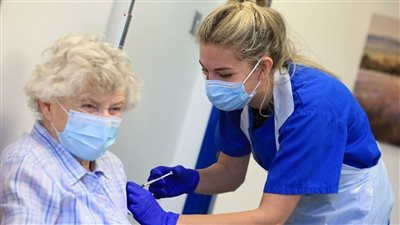 مسئولو إدارة بايدن يدعون الأمريكيين للحصول على جرعات معززة من اللقاح