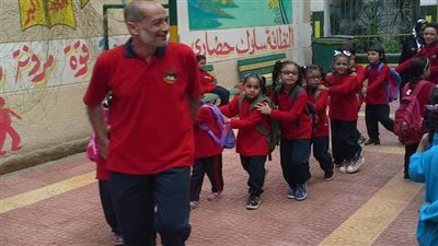 أنا أبوهم وبعتبرهم أصحابي.. مدير مدرسة بالجيزة يرتدي الزي المدرسي ويشارك الطلاب في الأنشطة