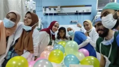 المعهد القومي للأورام يحتفل بعيد ميلاد طفلة مريضة تتلقى العلاج داخله | صور