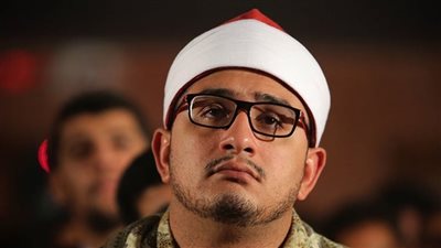 طفل يقرأ القرآن على طريقة محمود الشحات أنور.. والشيخ: مصر ولادة 