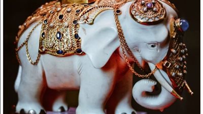 متحف المجوهرات الملكية يعرض تمثال فيل من العاج مرصع بالذهب 