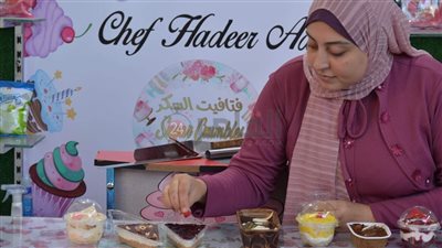 الشيف هدير.. رحلة نجاح بدأت من فيسبوك وانتهت بأشهر صانع يدوي للحلوى في بورسعيد | صور وفيديو