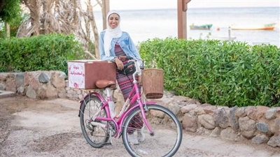 فكر واسعى هتوصل لحلمك.. فتاة تطوف بـ العجلة شوارع دهب لبيع الأرز باللبن | صور