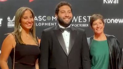 أول ظهور لمخرج فيلم ريش على ريد كاربت مهرجان الجونة بعد اتهامه بالإساءة لـ مصر 