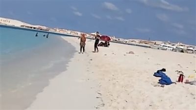 مع استقرار حالة الجو.. شاطئ الهناء بمطروح يجذب المواطنين