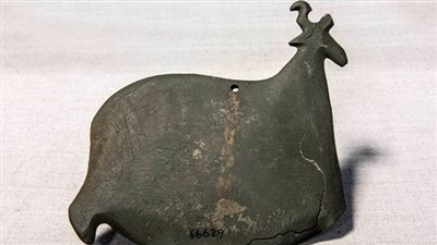 متحف مطار القاهرة يعرض صلاية على هيئة الظبي