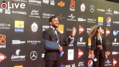 أول ظهور لـ محمد مكاوي على ريد كاربت مهرجان الجونة بعد حادث بشرى 