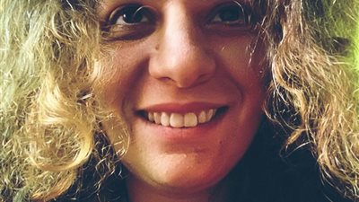 بعد إصابة فنان شهير.. طبيبة أسنان: عدم تنظيف الجير يعرضك لأمراض القلب