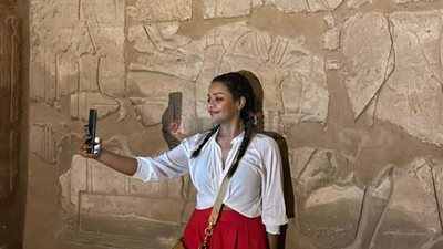 بضفائر وتعتلي السقالات.. الفنانة أسماء أبو اليزيد في زيارة لها بالأقصر