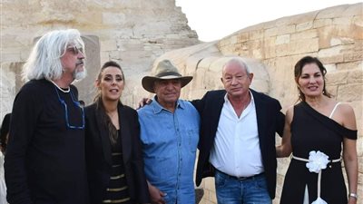 زاهي حواس يلتقي نجوم الفن العالميين أمام أبو الهول |صور