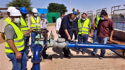 رئيس مياه سوهاج يتفقد محطات مياه الشرب بمركز المنشأة