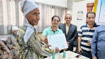 مجلس مدينة المراغة وبيت الثقافة يكرمان عمال النظافة بسوهاج