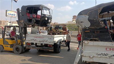 الجيزة تكثف حملاتها لحظر سير التوك توك بمحور أنور السادات وضبط المخالفين