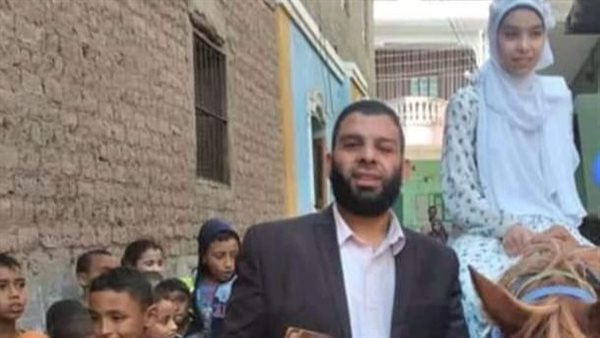 الطفلة خلال زفة الحصان