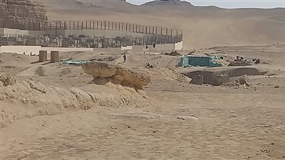 لقطات حصرية.. عالم المصريات مارك لينر يستكمل حفرياته بمنطقة الأهرامات │ صور