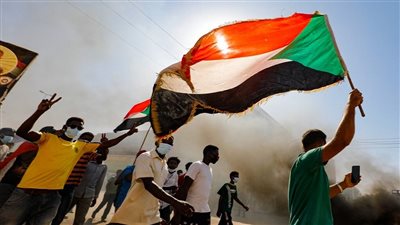 المعتصمون يواصلون التصعيد في السودان.. والحرية والتغيير تتمسك بتسلم رئاسة السيادي