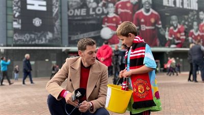 طفل يحضر إلى ملعب أولد ترافورد سيرًا على الأقدام لجمع تبرعات لأحد المستشفيات