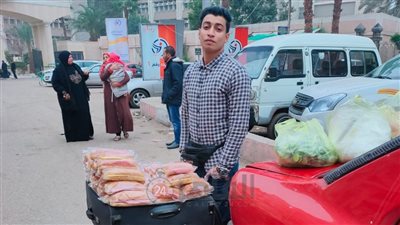 شوفوا الجمال.. طالب جامعي بطنطا يبيع سندويتشات ووالدته تساعده في تحضيرها: بقيت مشهور وبكسب كتير