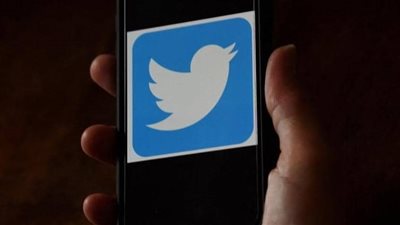 سيدة تستغيث من طليقها بعد التشهير بها وإنكار نسب أطفاله.. ومغردون: حق سارة فين