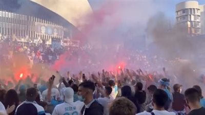 قبل مباراة باريس.. جماهير مارسيليا يصنعون أجواء خرافية في محيط الفيلودروم| فيديو