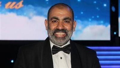 سقوط ديكور تصوير على محسن منصور في كواليس العمل.. والفنان: الألم فظيع