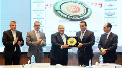 المجلس الأعلى للجامعات يكرم ماجد نجم رئيس جامعة حلوان السابق 