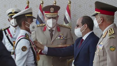 السيسي يمنح أوائل خريجي الكليات العسكرية والمعهد الفني للقوات المسلحة نوط الواجب