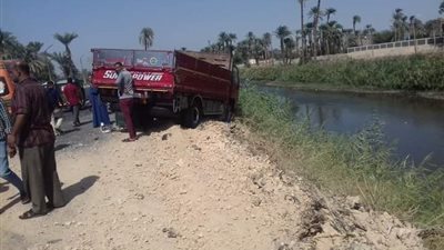 انقلاب سيارة محملة بعفش عروس على طريق الإسماعيلية - السويس | صور