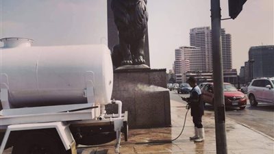 غسيل وتطهير كوبري قصر النيل وميدان رمسيس لرفع مستوى النظافة | صور 