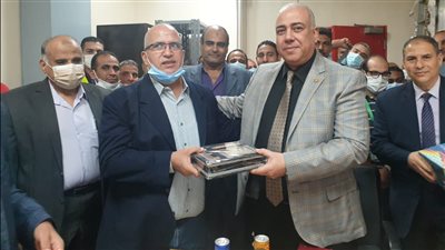 رئيس شركة مترو الأنفاق يكرم عددا من القيادات بالخطين الأول والثاني 