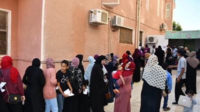 الكشف على 1075 حالة خلال فعاليات اليوم الثاني لقافلة جامعة المنصورة بـ سفاجا