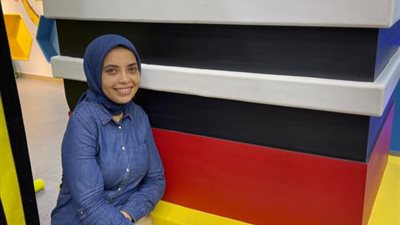 باستخدام تقنيات تكنولوجية حديثة.. فتاة تؤسس مشروع لتعليم الأطفال في الأماكن النائية