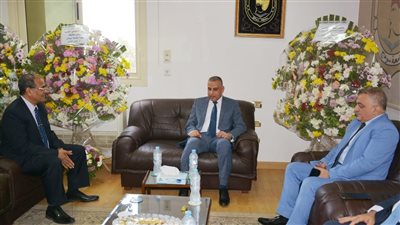 محافظ الإقليم ومدير الأمن يهنئان الدكتور مصطفى عبدالخالق لتعيينه رئيسًا لجامعة سوهاج