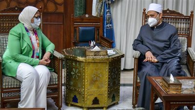 شيخ الأزهر يجري اتصالًا هاتفيًّا بوزيرة الصحة للاطمئنان عليها   