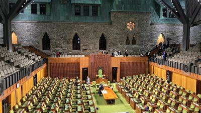 باستثناء النواب.. بريطانيا تلزم العاملين بارتداء أقنعة الوجه في مجلس العموم 