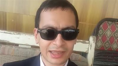 يرى بنور العلم.. كفيف يحصل على الدكتوراه في الإعلام من جامعة المنيا