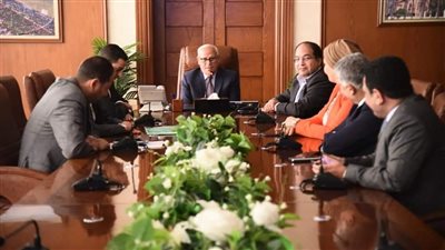 محافظ بورسعيد يبحث مع ممثلي جمعية رجال الأعمال مساعدة الشركات الصغيرة والمتوسطة للقيد بالبورصة 