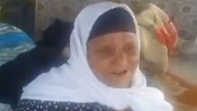 مسنة تفترش الأرض وتعيش مع الكلاب بالقليوبية: لقيت فيهم اللي ملقتهوش في ولادي اللي طردوني من البيت