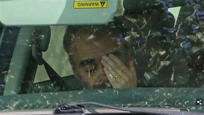 أول ظهور لمخرج الفيلم الأمريكي بعد إطلاق النار عليه بالخطأ أثناء التصوير 