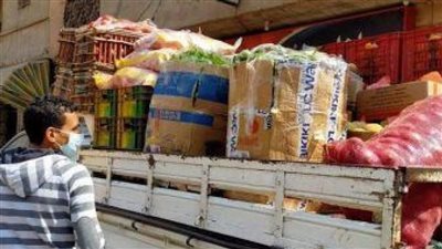 ضبط 14 سيارة خضراوات وفاكهة قبل البيع بأسعار مرتفعة بالجيزة.. وعرض البضائع في مزاد علني