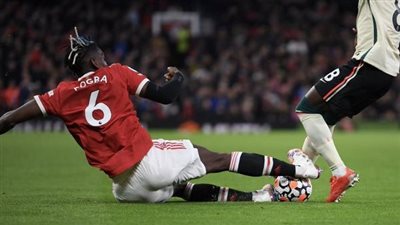 بوجبا يعتذر لـ لاعبي مانشستر يونايتد في غرف الملابس بسبب طرده أمام ليفربول