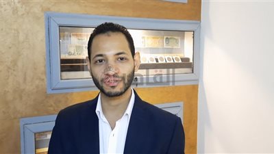 عاشق لجمع العملات القديمة.. شاب بالمنيا يحول منزله متحفًا للنقود المصرية | صور وفيديو