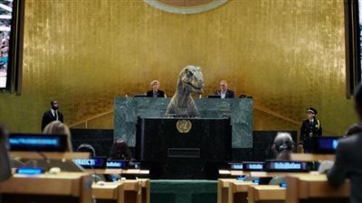 بصوت دنيا سمير غانم.. ديناصور يحذر العالم من الانقراض في الأمم المتحدة 