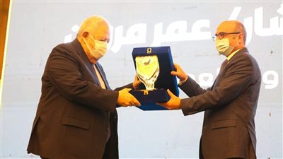 نقيب المحامين يهدي وزير العدل درع النقابة المصرية