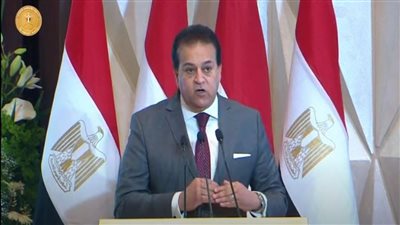 وزير التعليم العالي يستعرض تقريرًا حول المشروعات البحثية للصناعات الغذائية