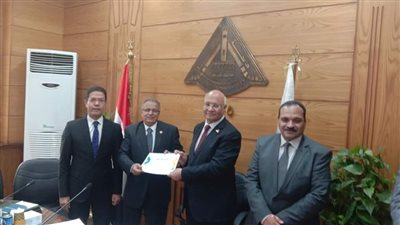 مجلس جامعة بنها يكرم 13 عالما بقائمة السيفير الدولية لأفضل 2% من علماء العالم 